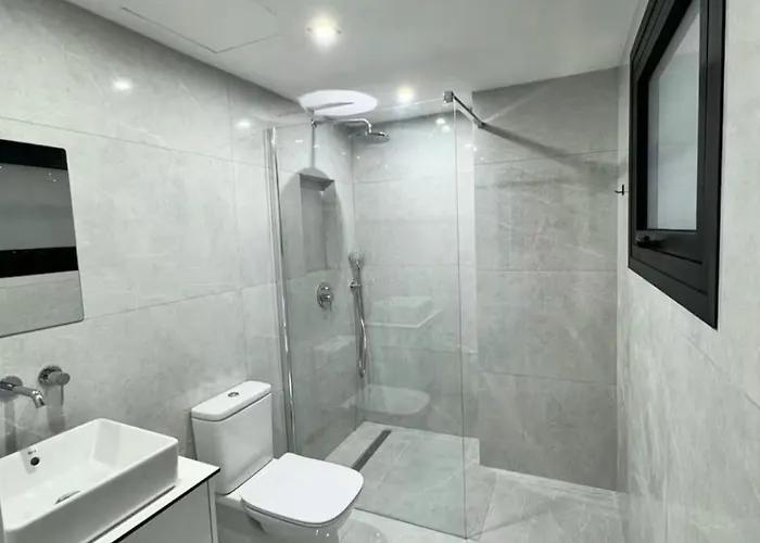 Apartmán Modern One-bedroom With Balcony In